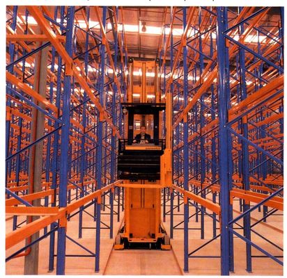 Beli Gerakan Forklift Biru / Oranye Sistem Racking Lorong Sangat Sempit, 1800mm Hingga 2200mm pembuatan online