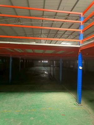 Heavy / Medium Duty Multi-level Steel Platform Lantai Mezzanine Industri dalam warna biru dan oranye