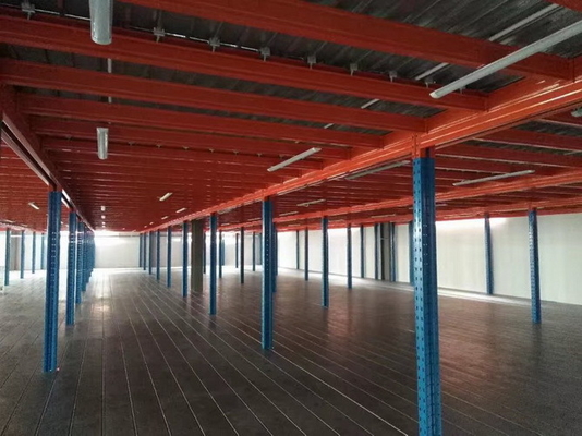 Heavy / Medium Duty Multi-level Steel Platform Lantai Mezzanine Industri dalam warna biru dan oranye