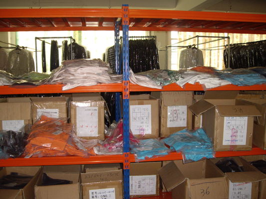 Adjustable Multi - pelat baja tingkat rack medium duty untuk penyimpanan pakaian fashion